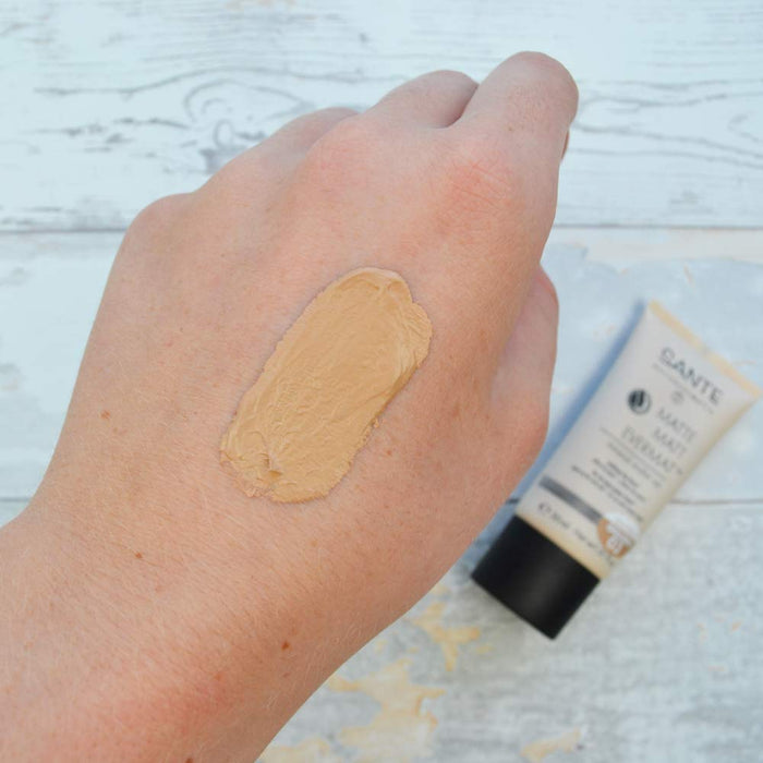 SANTE Naturkosmetik Matte Matt EvermatTM mineralny podkład 03 złoty, ciemniejszy odcień skóry, matowe wykończenie, wegański, naturalny makijaż, 30 ml