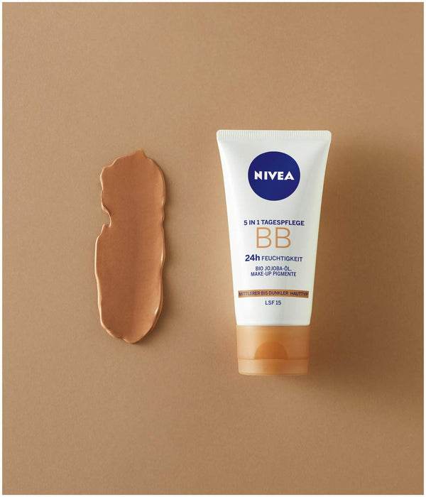 NIVEA BB 5 w 1 pielęgnacja dzienna, 24 h, nawilżenie (50 ml), krem BB do średnich i ciemnych rodzajów skóry z LSF 15, barwiony krem na dzień z ekologicznym olejkiem jojoba i pigmentami do makijażu