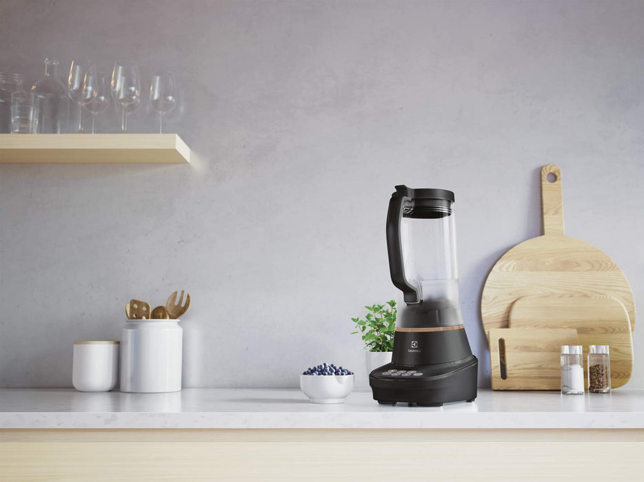 Electrolux Blender kielichowy z technologią pochylenia, 3 specjalne programy, 3 prędkości + funkcja Pulse, W zestawie akcesoria, 2 l dzbanek, 6 ostrzy ze stali nierdzewnej, Moc 900W, E7TB1-4GB, Czarny