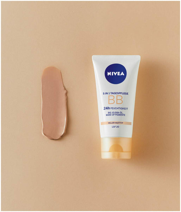 NIVEA BB 5 w 1 pielęgnacja dzienna 24h nawilżenie (50 ml), krem BB do jasnych typów skóry z SPF 20, przyciemniany krem na dzień z ekologicznym olejkiem jojoba i pigmentami do makijażu