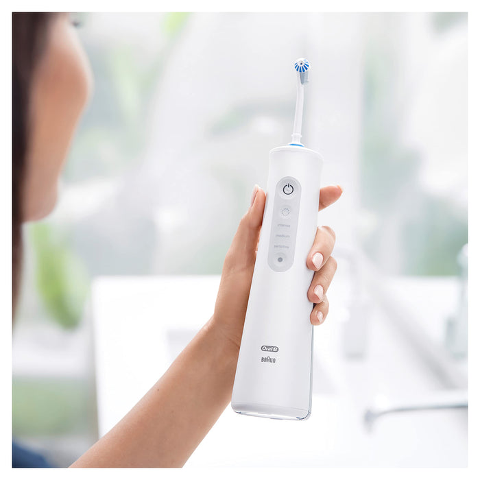 Oral-B AquaCare 6 Pro-Expert bezprzewodowy irygator do delikatnego czyszczenia przestrzeni między zębami, z technologią Oxyjet, 6 trybów, 2 dysze wymienne, biały/szary