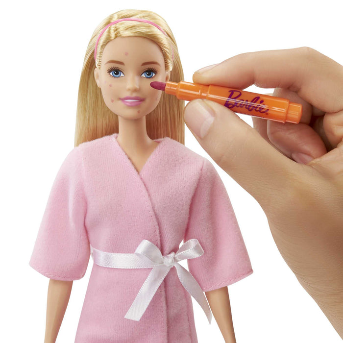 Barbie, Salon Spa Maseczka Na Twarz Zestaw Do Zabawy Z Lalką Blondynką, Szczeniaczkiem, Akcesoriami I Masą Plastyczną GJR84