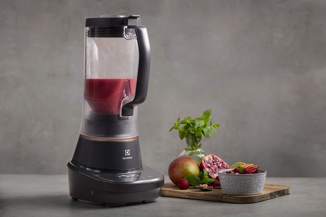 Electrolux Blender kielichowy z technologią pochylenia, 3 specjalne programy, 3 prędkości + funkcja Pulse, W zestawie akcesoria, 2 l dzbanek, 6 ostrzy ze stali nierdzewnej, Moc 900W, E7TB1-4GB, Czarny