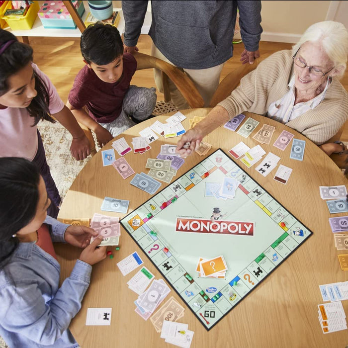 Gra planszowa Monopoly, rodzinna gra planszowa dla od 2 do 6 graczy, gra dla dzieci w wieku od 8 lat, dołączono wybrane przez fanów karty