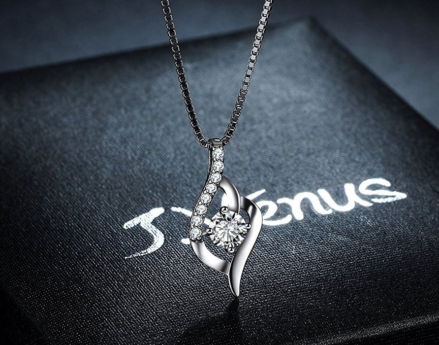 J. Vénus srebrny naszyjnik z wisiorkiem w kształcie serca, biżuteria damska, srebro próby 925, cyrkonia, łańcuszek 45 cm, etui (wieczna miłość, kolor biały)