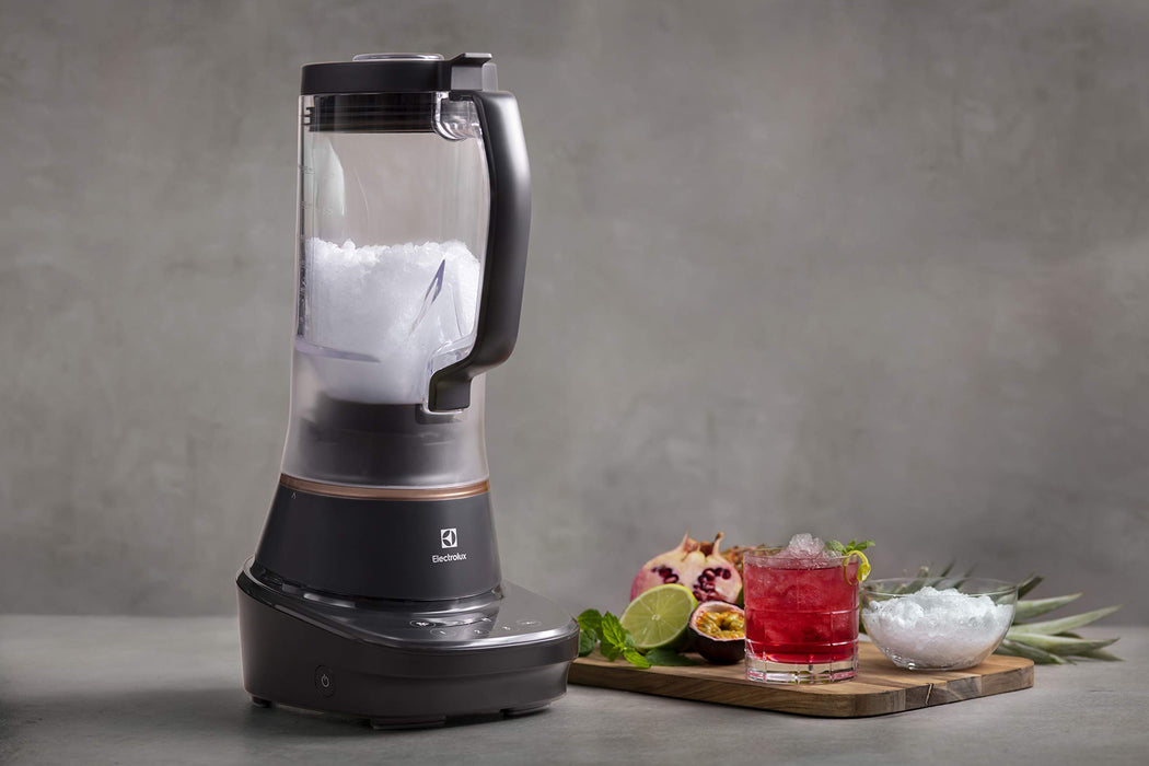 Electrolux Blender kielichowy z technologią pochylenia, 3 specjalne programy, 3 prędkości + funkcja Pulse, W zestawie akcesoria, 2 l dzbanek, 6 ostrzy ze stali nierdzewnej, Moc 900W, E7TB1-4GB, Czarny
