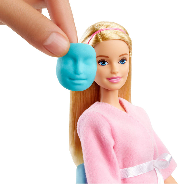 Barbie, Salon Spa Maseczka Na Twarz Zestaw Do Zabawy Z Lalką Blondynką, Szczeniaczkiem, Akcesoriami I Masą Plastyczną GJR84