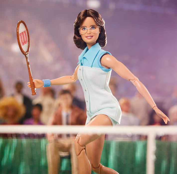 Barbie GHT85 - lalka kolekcjonerska Billie Jean King z serii Inspiring Women, ok. 30 cm, z sukienką tenisową i akcesoriami, w tym stojak dla lalek i certyfikat autentyczności