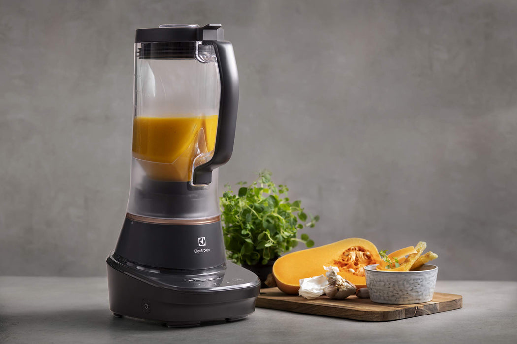 Electrolux Blender kielichowy z technologią pochylenia, 3 specjalne programy, 3 prędkości + funkcja Pulse, W zestawie akcesoria, 2 l dzbanek, 6 ostrzy ze stali nierdzewnej, Moc 900W, E7TB1-4GB, Czarny