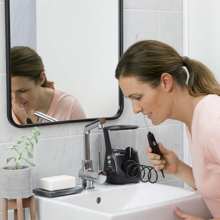 Waterpik Ultra Professional Waterflosser stały irygator do ust z 7 końcówkami, zakres ciśnienia od 0,7 do 7 bar regulowany za pomocą 10 ustawień ciśnienia, zintegrowany timer, czarny (WP-662EU)