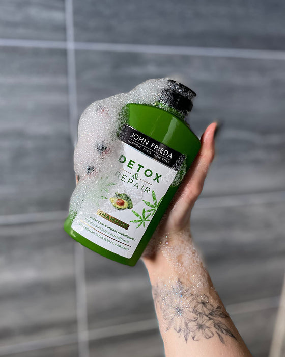 John Frieda Detox & Repair szampon do suchych, zniszczonych i uszkodzonych włosów, z olejkiem z awokado i zieloną herbatą, 250 ml