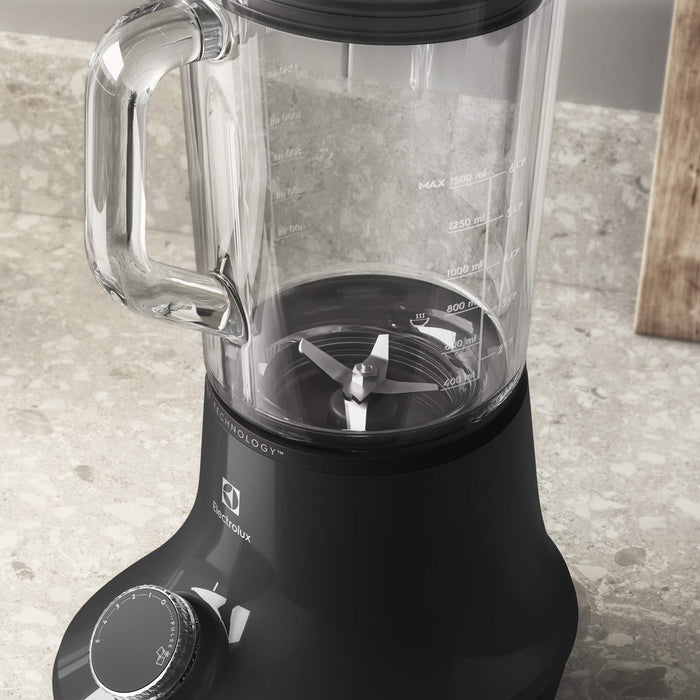 Electrolux Blender kielichowy Explore 6 - Mocny silnik 700 W, Technologia pochylenia Tilt, 5 Prędkości + funkcja Pulse, 6 Ostrzy ze stali nierdzewnej, 2 l Szklany dzbanek E6TB1-4GB, Czarny