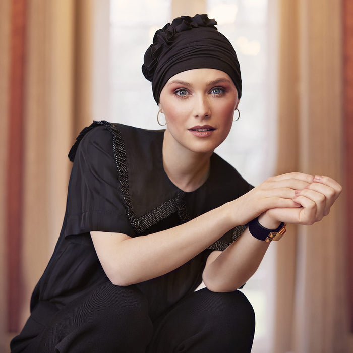 Christine Headwear Wyrafinowany i żywy turban Nadi z małymi dekoracjami kwiatowymi