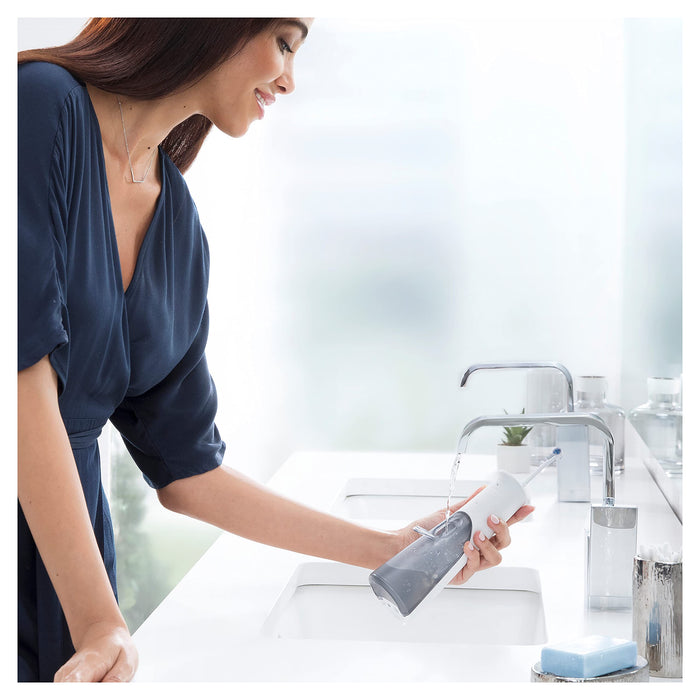Oral-B AquaCare 6 Pro-Expert bezprzewodowy irygator do delikatnego czyszczenia przestrzeni między zębami, z technologią Oxyjet, 6 trybów, 2 dysze wymienne, biały/szary